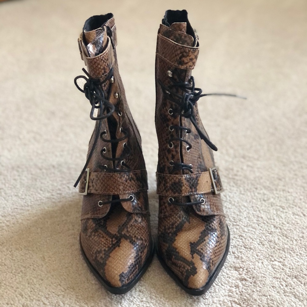 Intervalle 100% Soft Leather Shoes in classic snakeprint perfect for all seasons